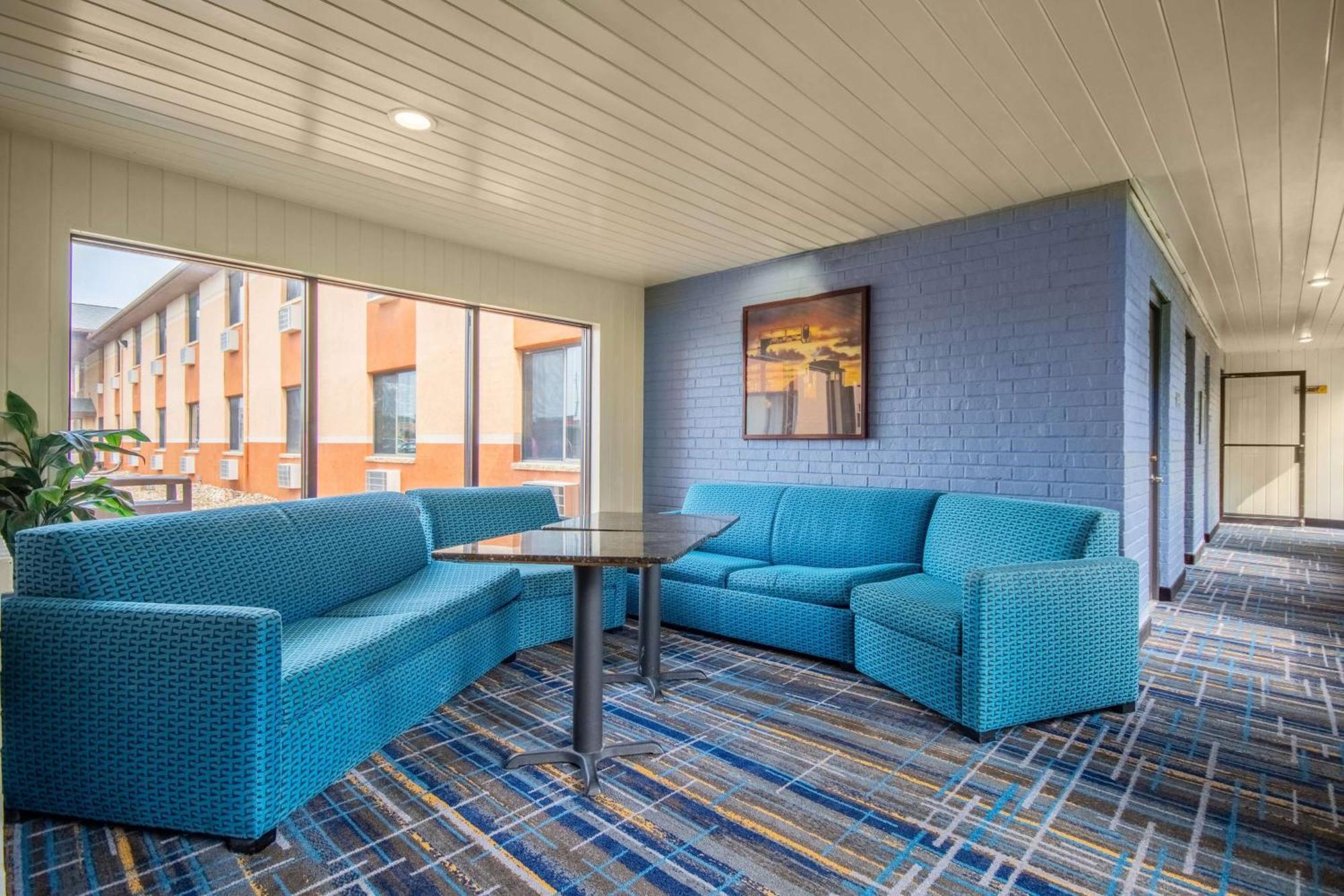 Days Inn & Suites By Wyndham Waterloo Zewnętrze zdjęcie