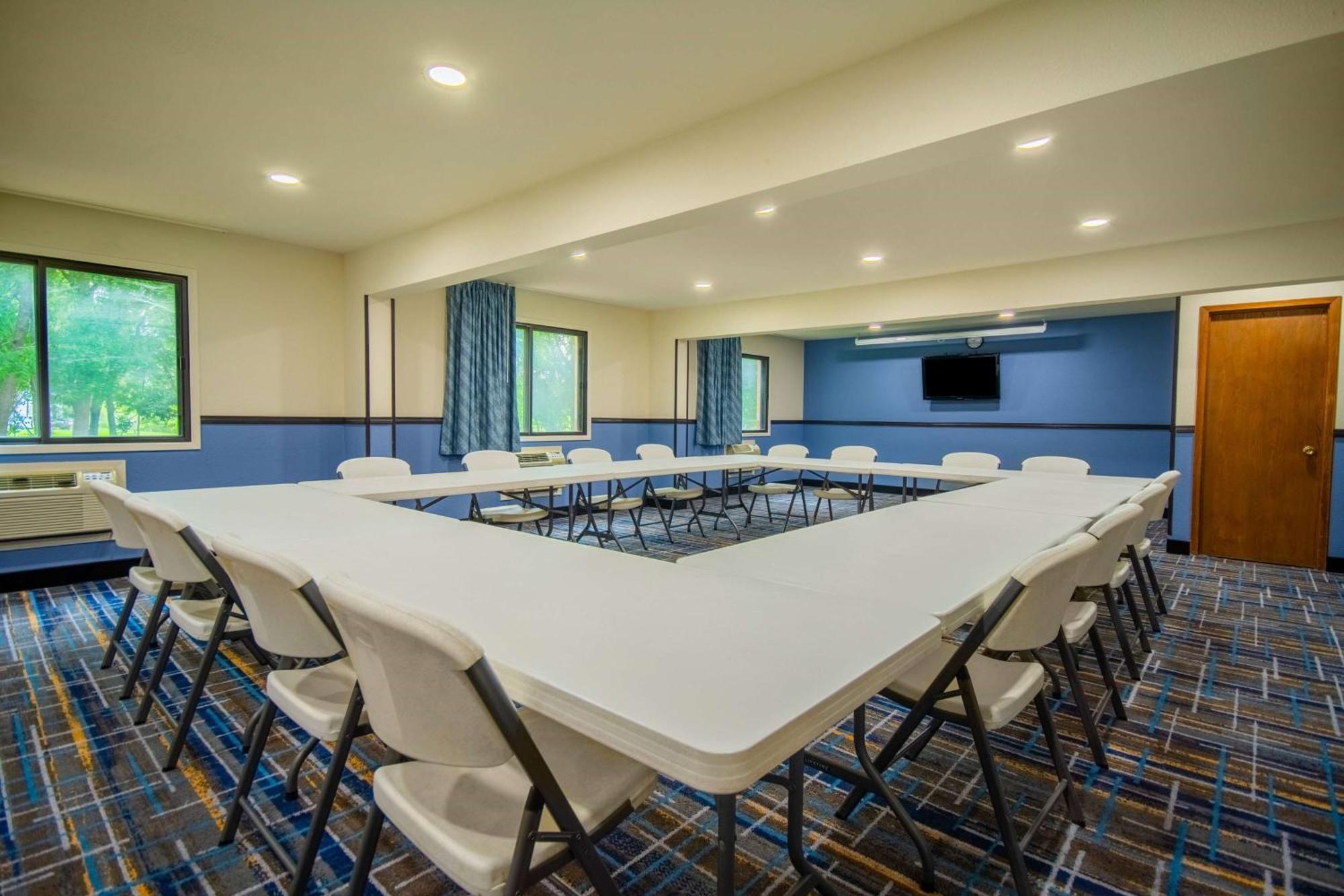 Days Inn & Suites By Wyndham Waterloo Zewnętrze zdjęcie