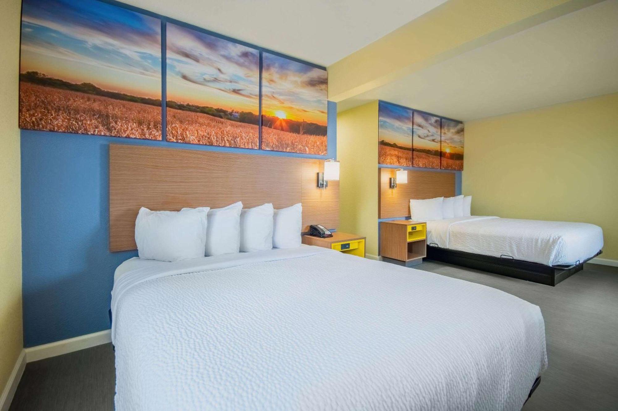 Days Inn & Suites By Wyndham Waterloo Zewnętrze zdjęcie