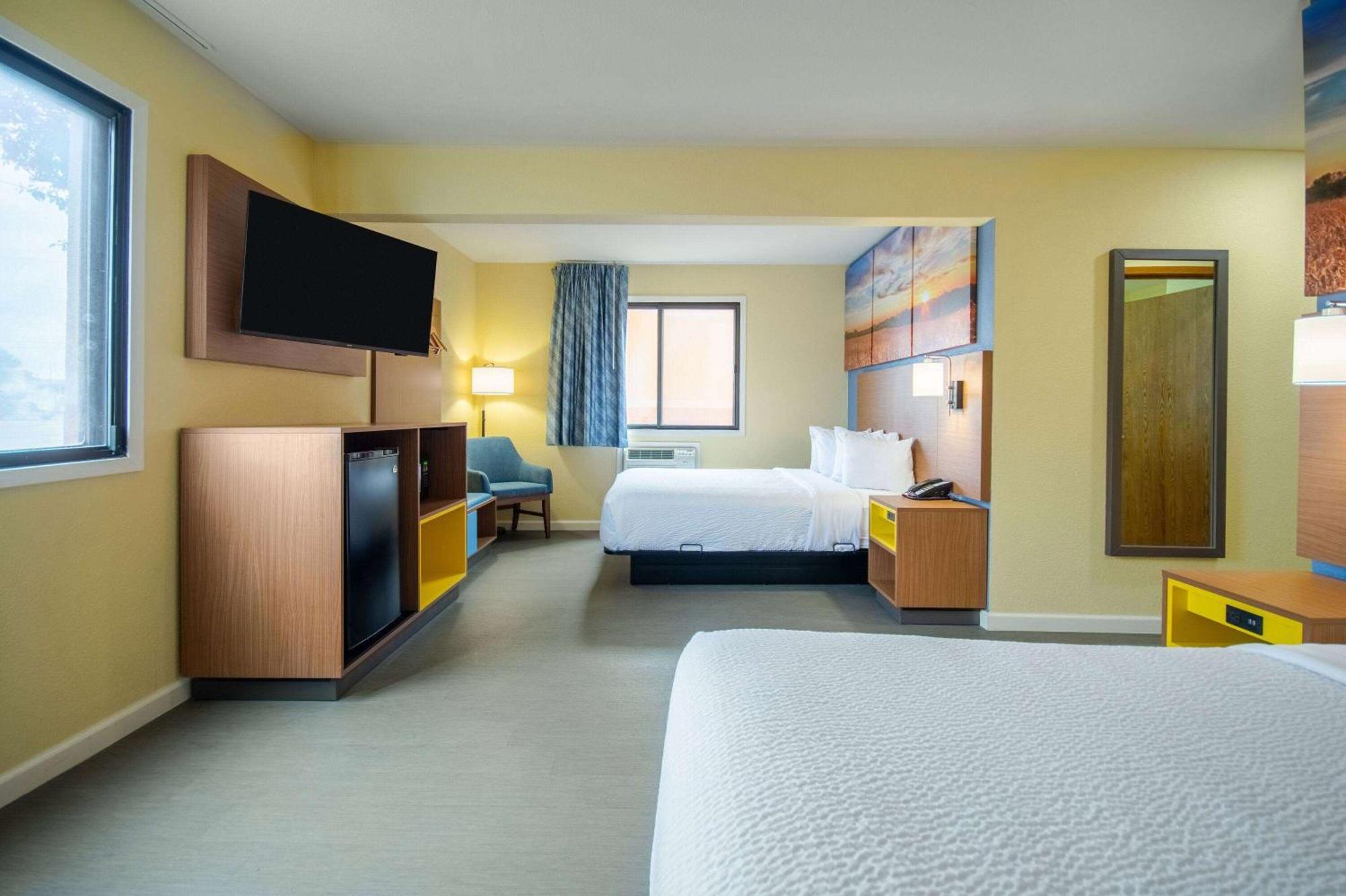 Days Inn & Suites By Wyndham Waterloo Zewnętrze zdjęcie