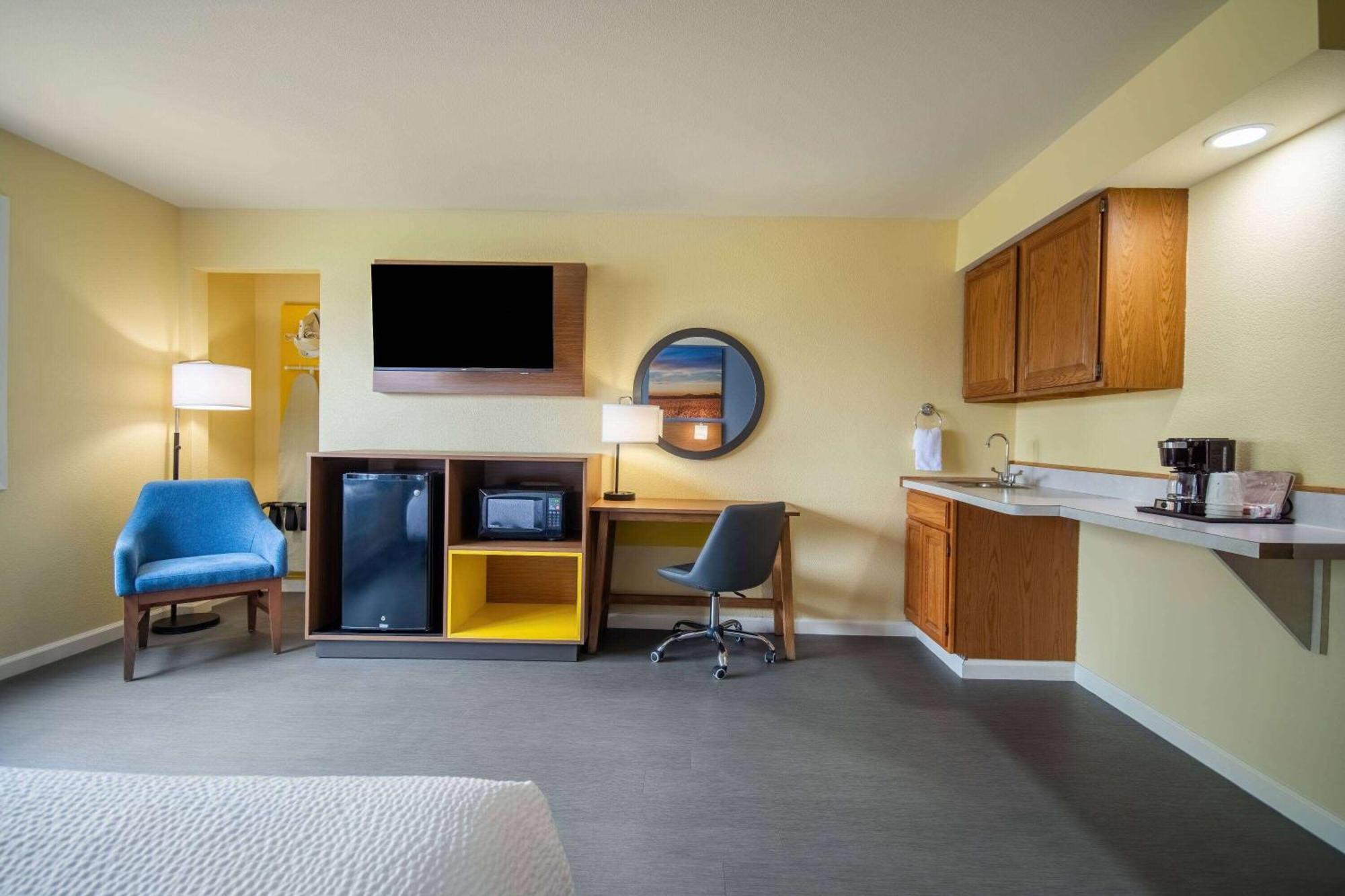 Days Inn & Suites By Wyndham Waterloo Zewnętrze zdjęcie
