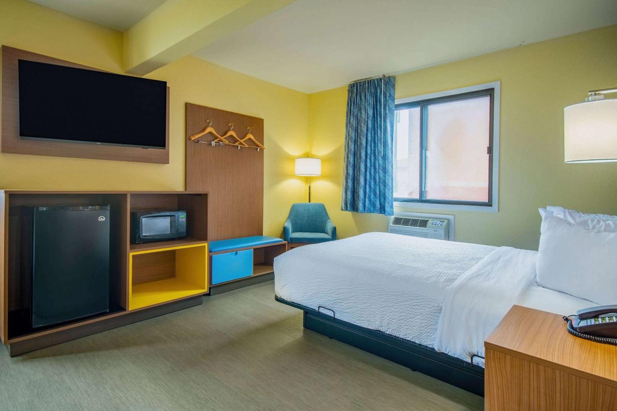 Days Inn & Suites By Wyndham Waterloo Zewnętrze zdjęcie
