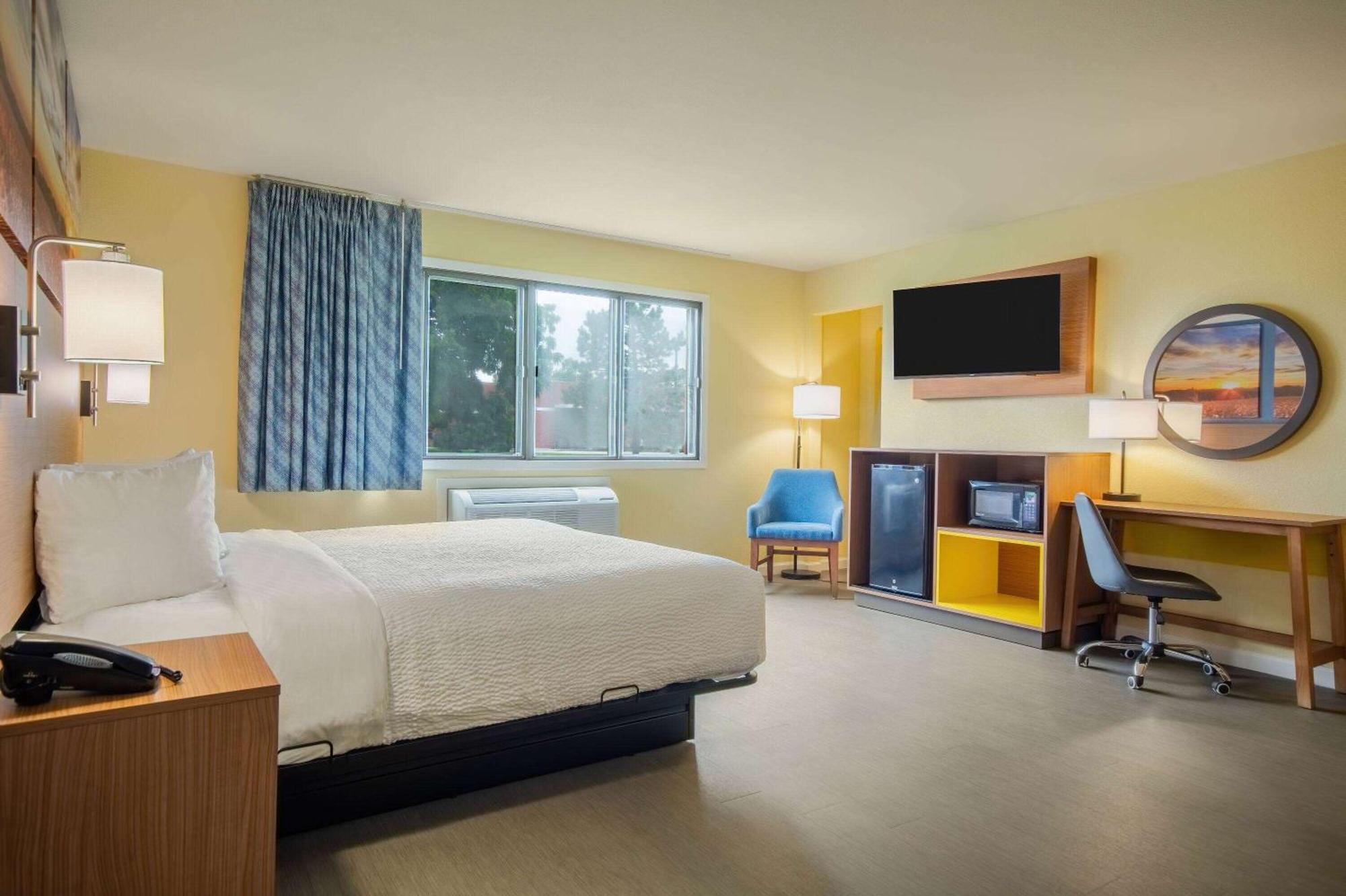 Days Inn & Suites By Wyndham Waterloo Zewnętrze zdjęcie