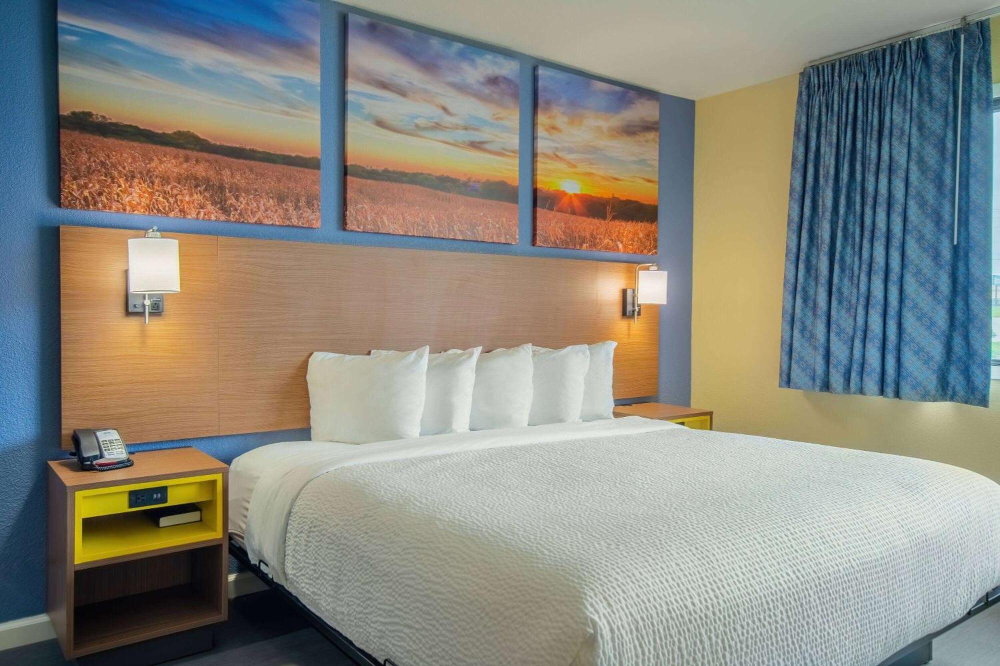 Days Inn & Suites By Wyndham Waterloo Zewnętrze zdjęcie