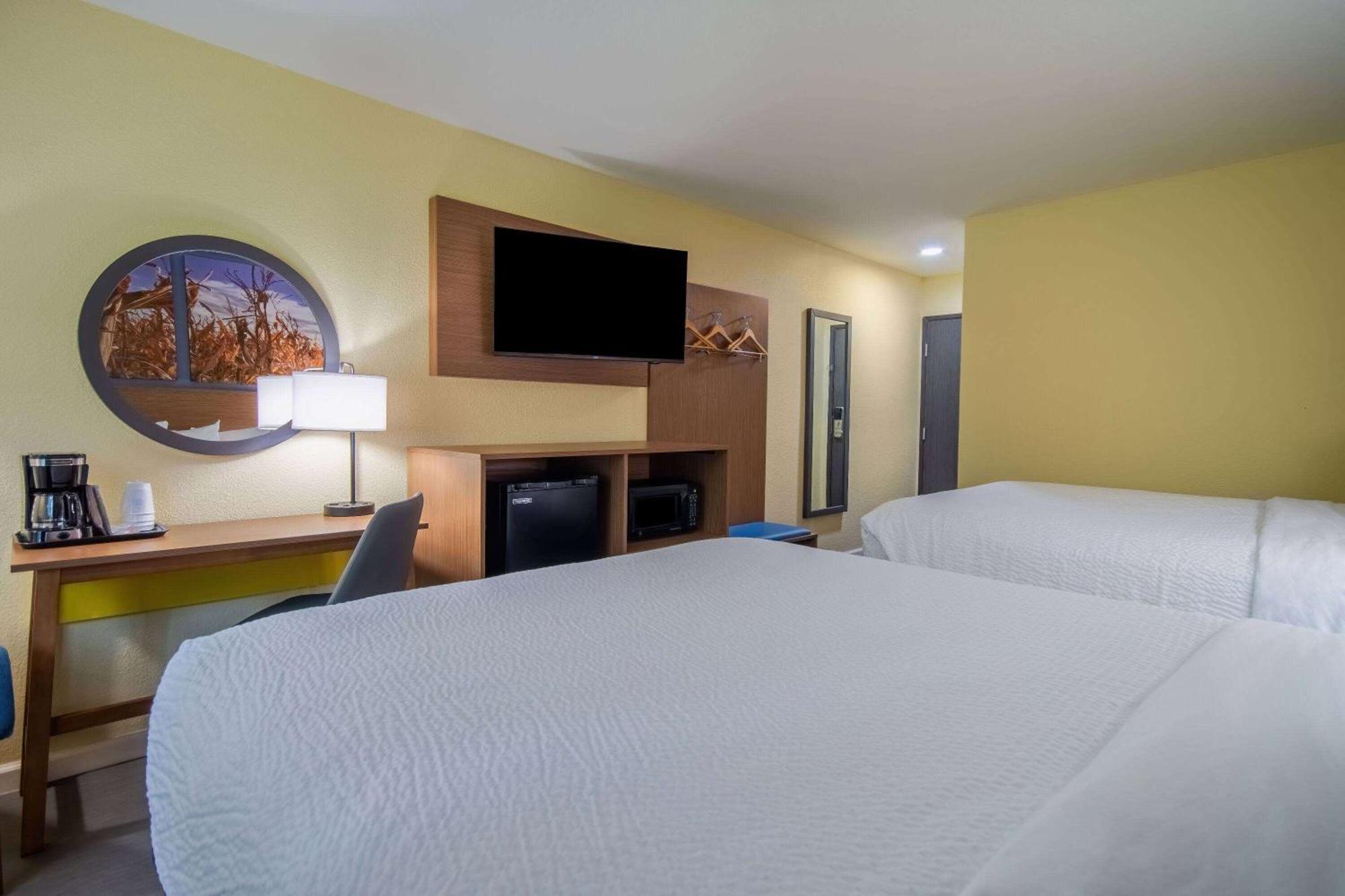 Days Inn & Suites By Wyndham Waterloo Zewnętrze zdjęcie