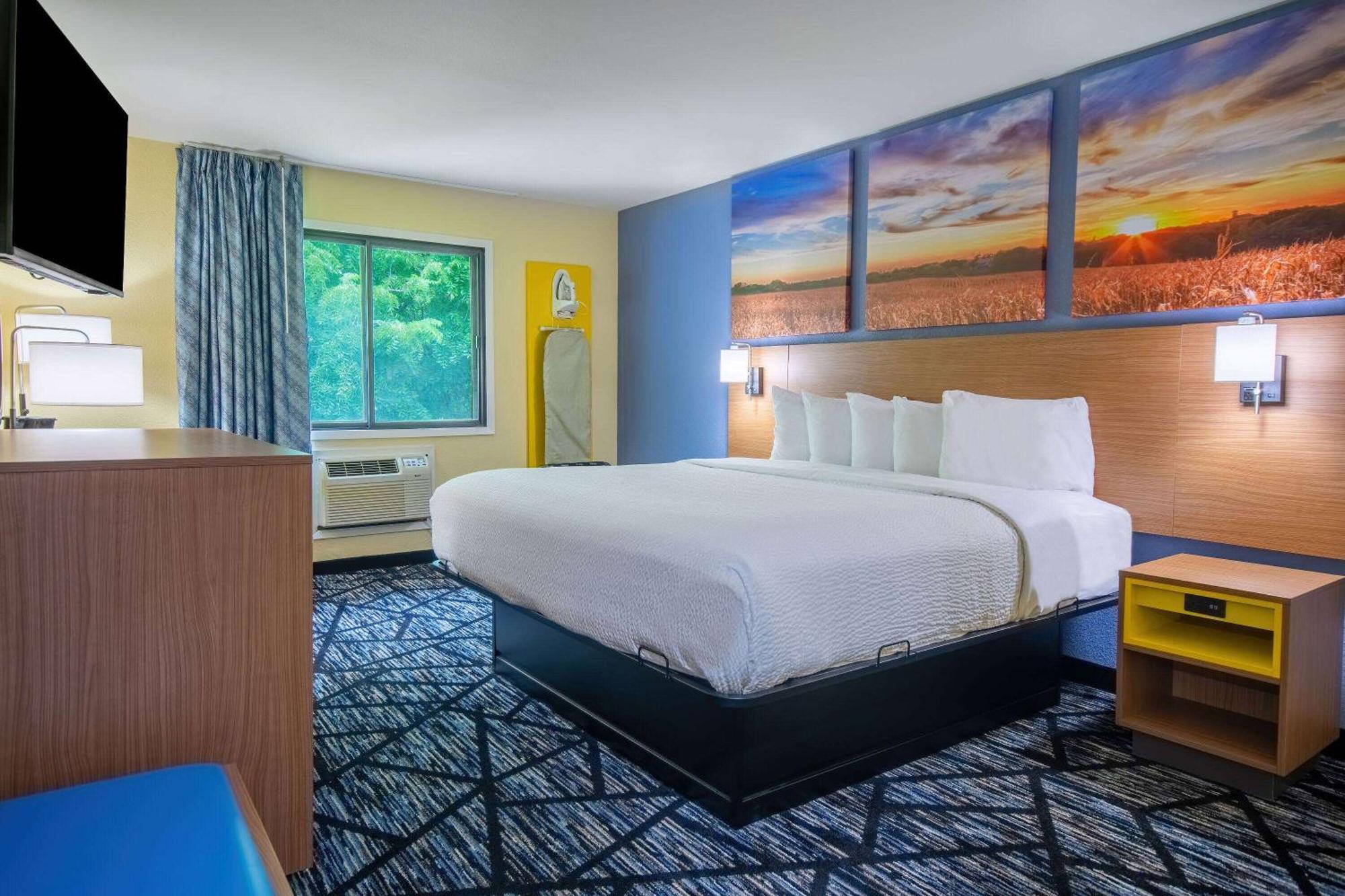 Days Inn & Suites By Wyndham Waterloo Zewnętrze zdjęcie